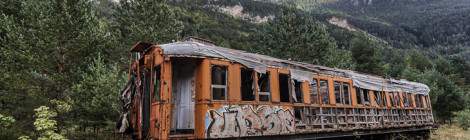 ...Cette voiture de voyageur abandonnée sur une ligne désaffectée de la gare de Canfranc sur fond de paysage de montagne en HDR....