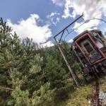 Voiture voyageur devant le test de gabarit d'une ligne désaffectée en HDR