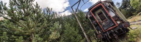 ...Les différents wagons passent sous ce test de gabarit pour valider qu’ils pourront emprunter le réseau ferroviaire espagnole sans encombre. Les arbres de la forêt proche commencent à reprendre possession des lieux....