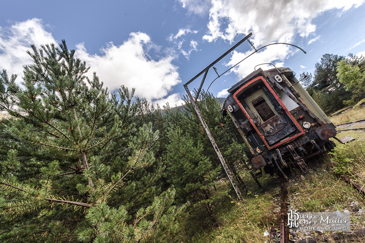 Voiture voyageur devant le test de gabarit d'une ligne désaffectée en HDR