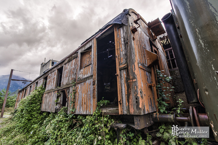 Wagon marchandise abandonné reprit par la végétation en HDR