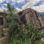 Wagon marchandise abandonné et végétation en HDR à la gare Canfranc