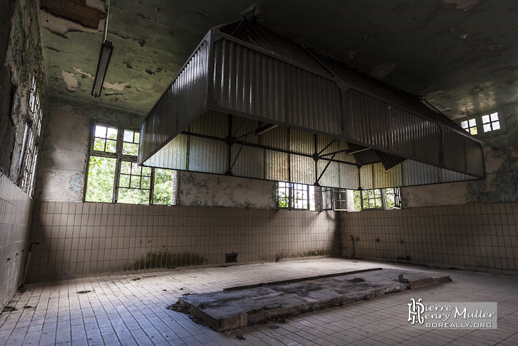 Ancienne salle des cuisines dans le village abandonné du GIGN