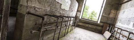 ...Il ne reste plus que les canalisations des anciens lavabos dans cette salle d&rsquo;eau au centre d&rsquo;entra&icirc;nement du GIGN....