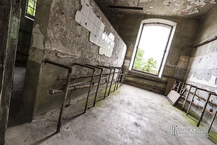 Ancienne salle d'eau au centre d'entraînement du GIGN