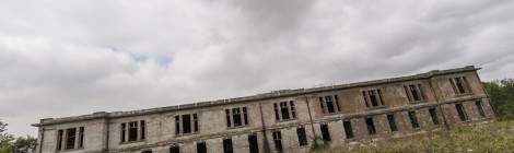 ...B&acirc;timent d&rsquo;entra&icirc;nement du GIGN en ruine....