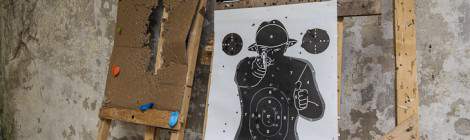 ...Cible de tir humaine d’entraînement en papier représentant un homme armé vous visant, fabriqué par la société GEF....