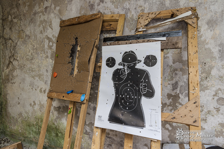 Cible de tir humaine en papier avec homme armé vous visant GEF