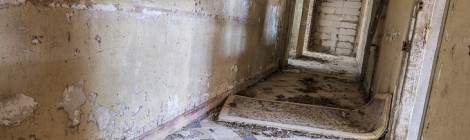 ...Couloir d&rsquo;un b&acirc;timent d&eacute;di&eacute; &agrave; l&rsquo;entra&icirc;nement du GIGN....