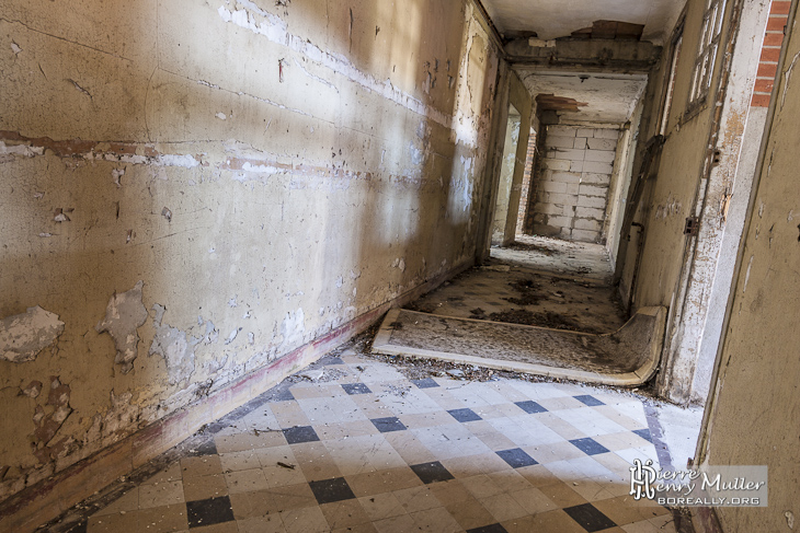 Couloir d'un bâtiment dédié à l'entraînement du GIGN