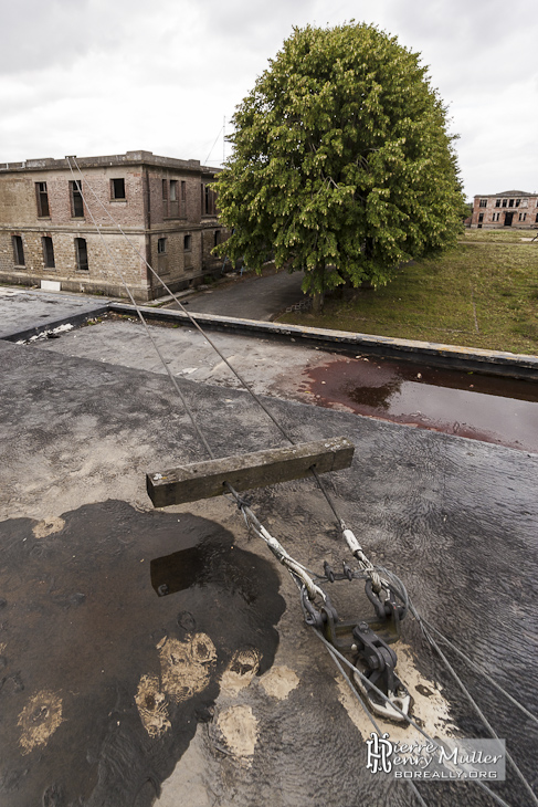 Deux câbles tendus entre deux bâtiments pour le parcours du combattant