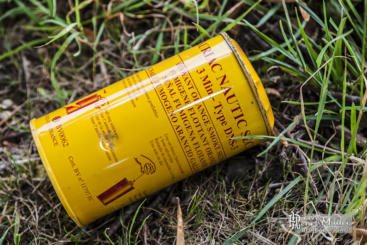 Fumigène flottant orange utilisé par le GIGN