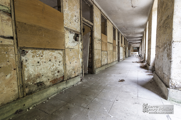 Long couloir d'un bâtiment pour les différents scénarios du GIGN