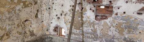 ...Certains murs des bâtiments commencent à être sacrément attaqués par les tirs répétés de munitions par les gendarmes du GIGN....