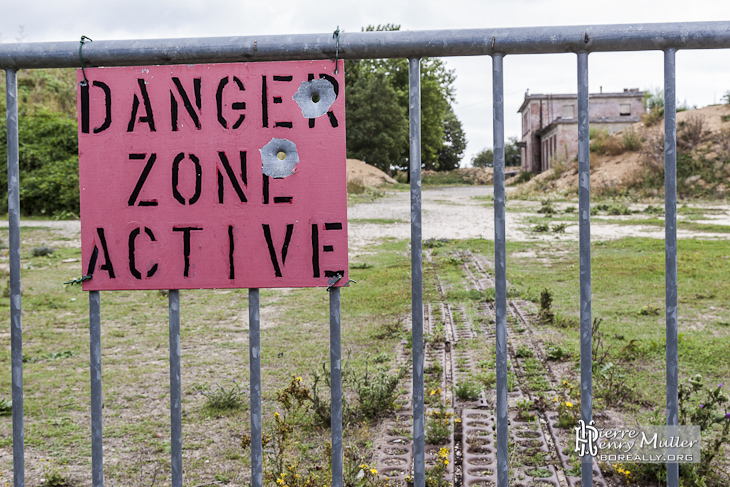 Pancarte indiquant Danger Zone Active exercice de tir à balles réelles
