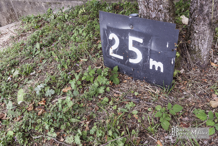 Panneau d'indication de distance pour les exercices de tirs du GIGN