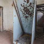 Porte cible criblé de balles à un étage d'un bâtiment du GIGN