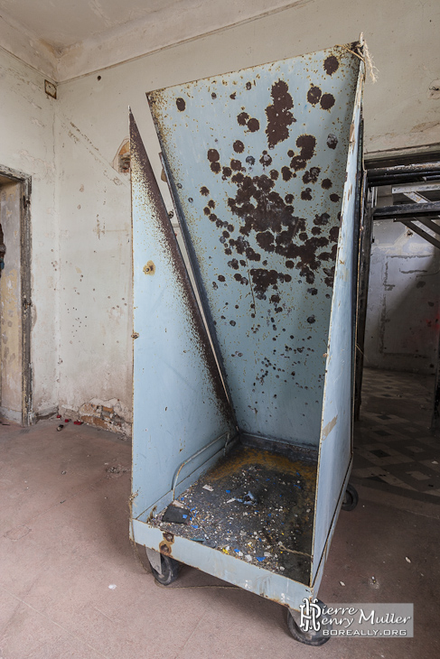 Porte cible criblé de balles à un étage d'un bâtiment du GIGN - Boreally