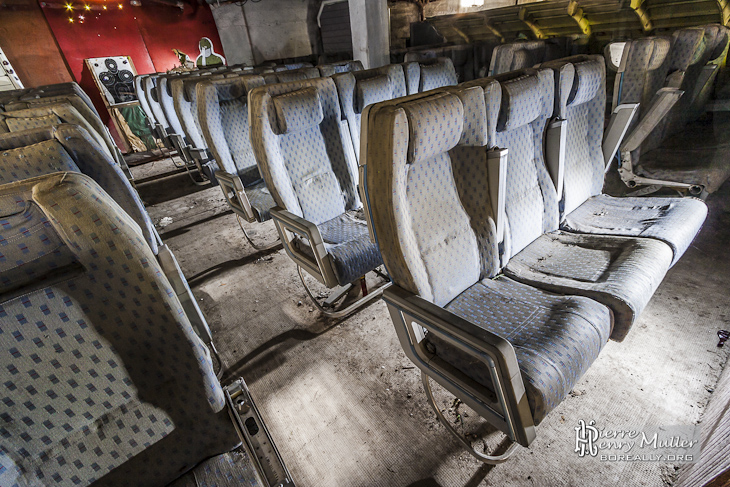 Reconstitution d'un avion de ligne avec sièges, carlingue et cibles au GIGN
