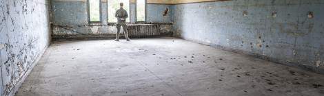...La plupart des murs des salles des bâtiments sont criblés d’impacts de balles....