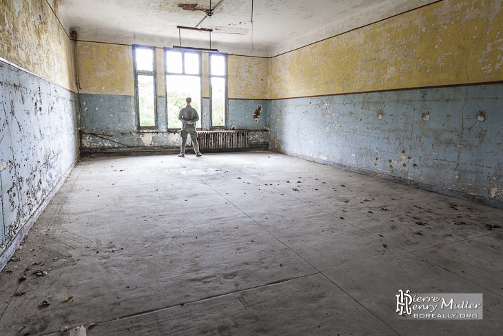 Salle d'un bâtiment du village d'entrainement du GIGN