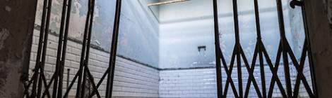 ...Salle d’eau avec porte grillagée abandonnée au centre du GIGN....