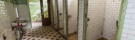...Salle de toilette collective abandonnée....