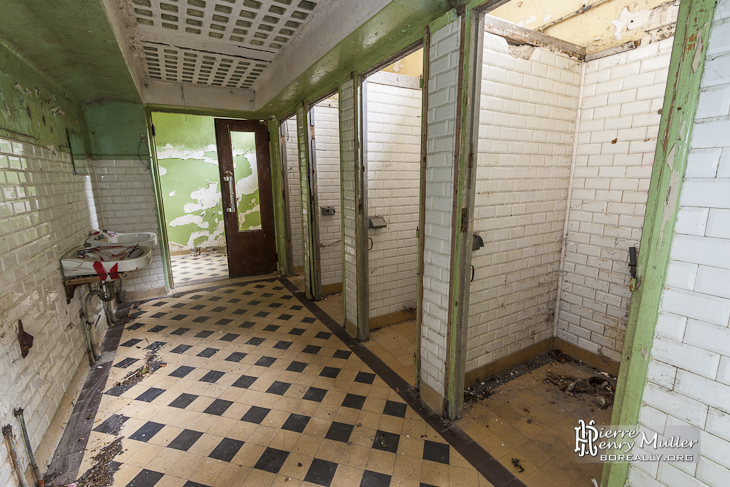 Salle de toilette collective abandonnée