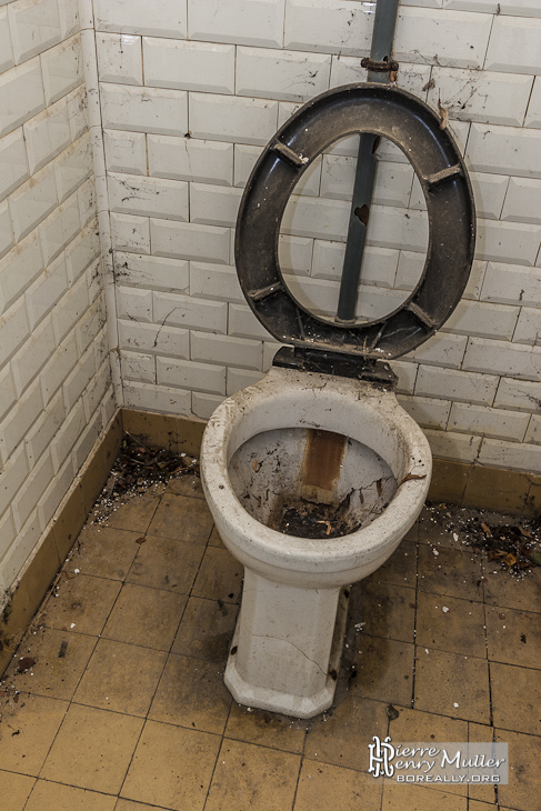 Toilette abandonné à l'hygiène douteuse