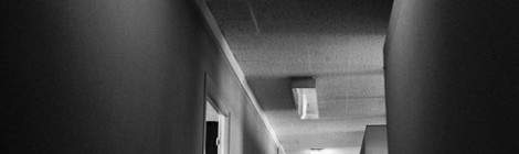 ...La pr&eacute;sence de l&rsquo;&eacute;lectricit&eacute; et de ces vieux n&eacute;ons cr&eacute;ent des ambiances assez surprenantes dans ces couloirs pratiquement plong&eacute;s dans le noir....