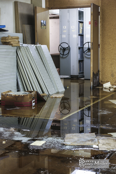 Salle d'archive de l'imprimerie inondée au sous-sol