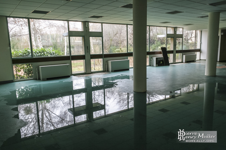 Salle de restauration d'entreprise de l'imprimerie abandonnée