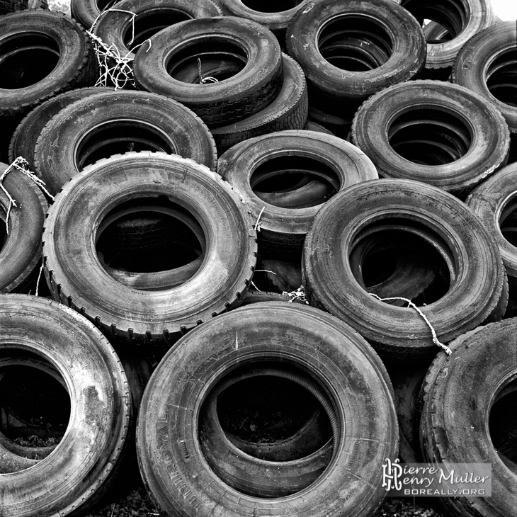 Décharge de pneus de camions