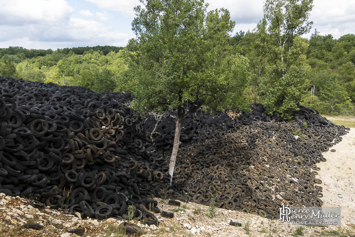 Montagne de pneus dans la décharge de Lachapelle-Auzac