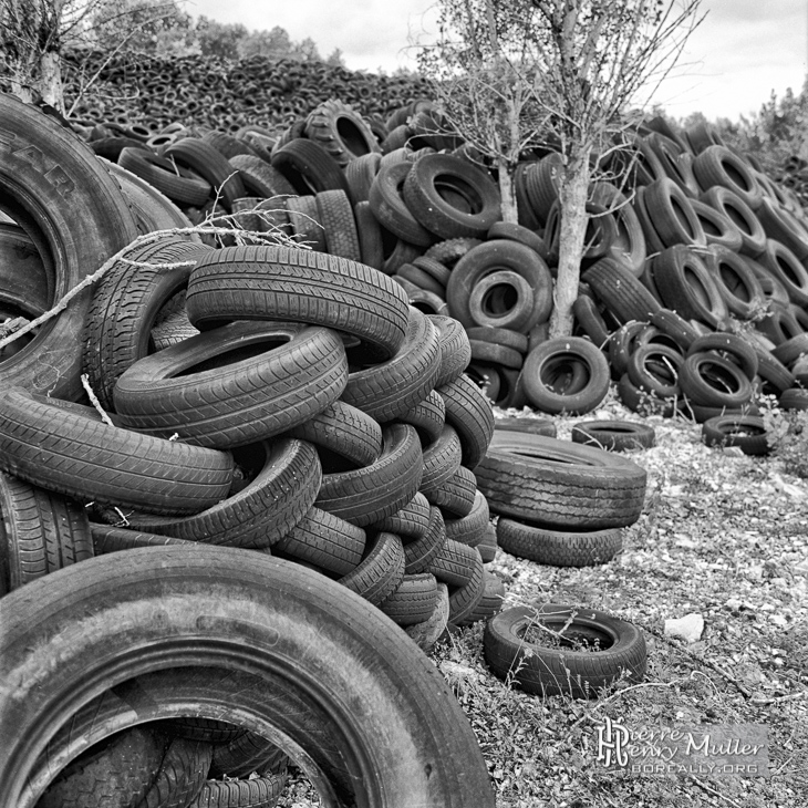 Perspective de pneus usagés attendant le recyclage