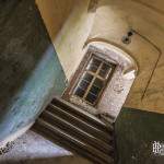 Couloir et escalier avec peinture bi couleur dans le monastère abandonné