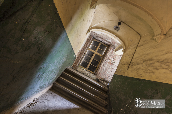 Couloir et escalier avec peinture bi couleur dans le monastère abandonné