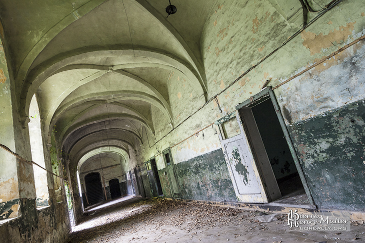 Couloir et voutes au monastère abandonné de Mechelen
