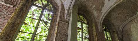 ...Fen&ecirc;tre du cloitre du monast&egrave;re abandonn&eacute; de Mechelen...