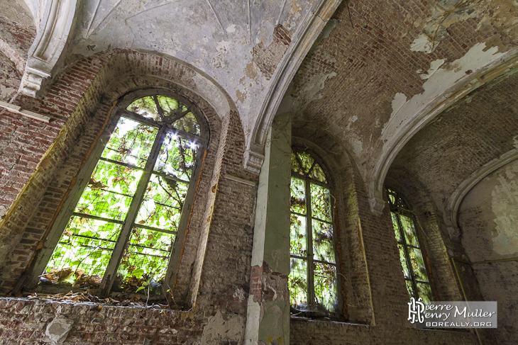 Fenêtre du cloitre du monastère abandonné de Mechelen