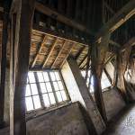 Fenêtres sous les toits avec la charpente en bois du monastère abandonné