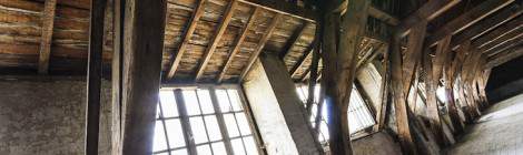 ...Fenêtres sous les toits avec la charpente en bois du monastère abandonné...