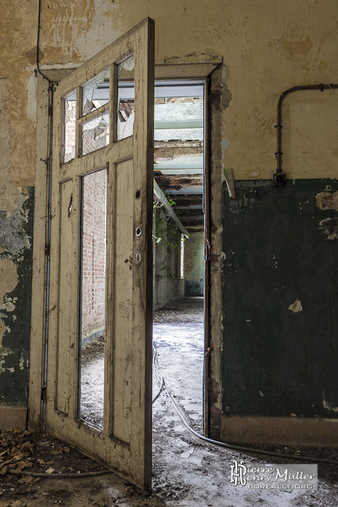 Porte d'une salle du monastère abandonné de Mechelen