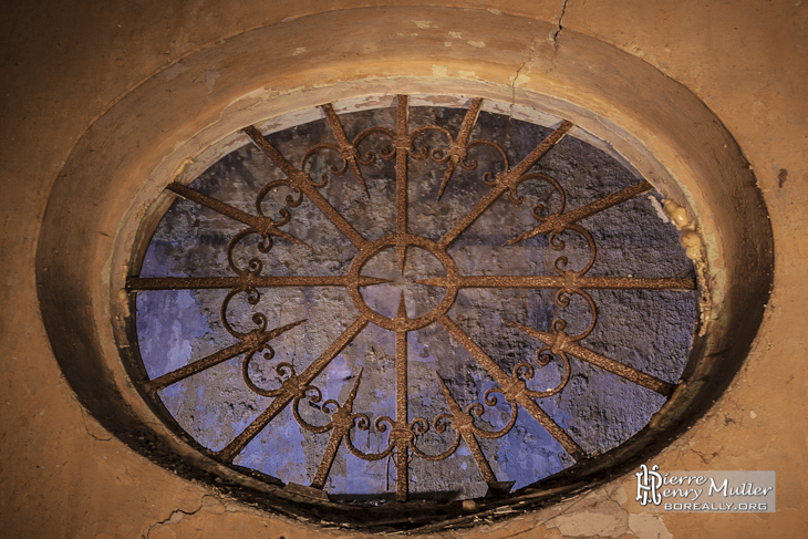 Rosace en grillage rond au monastère de Mechelen