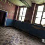 Salle colorée en bleu et rose au monastère abandonné de Mechelen