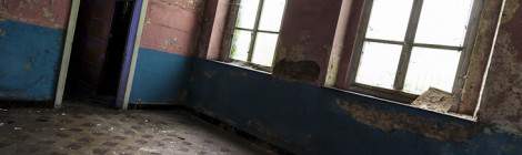 ...Salle colorée en bleu et rose au monastère abandonné de Mechelen...