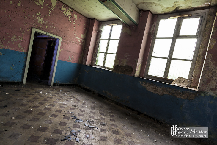 Salle colorée en bleu et rose au monastère abandonné de Mechelen