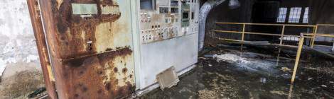 ... Armoires électriques dans un hangar de la papeterie abandonnée ...