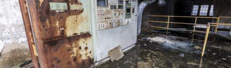...Armoires électriques dans un hangar de la papeterie abandonnée...