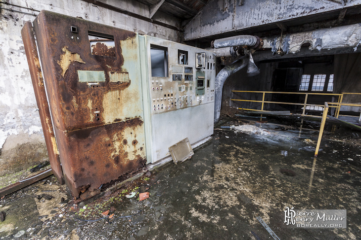 Armoires électriques dans un hangar de la papeterie abandonnée